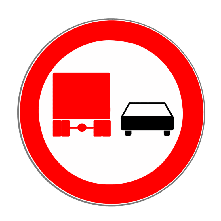 Was müssen Sie beim LKW-Überholen beachten? - Bußgeldkatalog 2021
