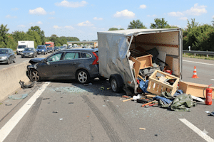 Die Überladung bei einem Pkw-Anhänger führt schnell zu einem Unfall.