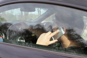 Abgelenkt durchs Handy: Autofahrer werden überführt