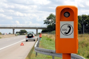 Richtiges Verhalten am Unfallort: Fahren Sie das Fahrzeug möglichst an den Fahrbahnrand.