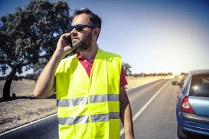 Verhalten nach einem Unfall: Rufen Sie den Pannendienst erst, wenn Sie die Unfallstelle abgesichert haben.