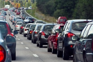 Im Verkehr in Dänemark ist es verboten, den Motor grundlos laufen zu lassen.