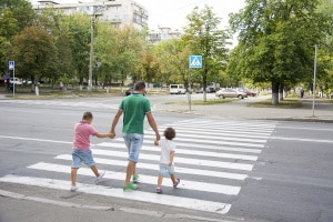 Die Verkehrserziehung erfolgt in jungen Jahren.