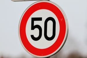 Verkehrsregeln: In Griechenland gilt, genauso wie in Deutschland, innerorts ein Limit von 50 km/h.