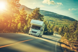 Welche Verkehrsregeln bei einem Wohnmobil über 3,5 Tonnen zu beachten sind, erfahren Sie hier.