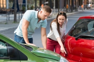 Nach einem Verkehrsunfall ist der Personalienaustausch für alle Beteiligten Pflicht.