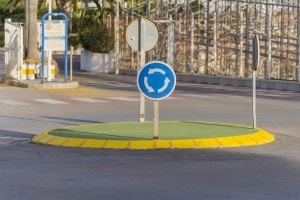 Die Verkehrsvorschriften in Österreich unterscheiden sich u. a. beim Kreisverkehr. 