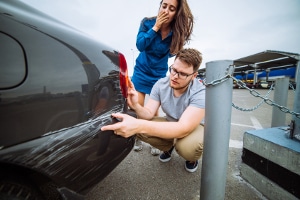 Es handelt sich unter anderem um Versicherungsbetrug, wenn am Auto ein Kratzer vorsätzlich herbeigeführt wurde.