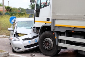 Zum Teil provozieren Fahrer Verkehrsunfälle, um anschließend Versicherungsbetrug zu begehen.