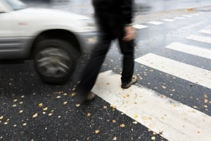 Vom Auto angefahren? Schmerzensgeld kann dem Geschädigten unter Umständen zustehen.