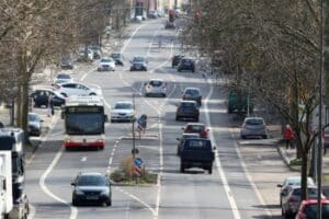 Vorausschauend fahren hilft beim Spritsparen.