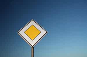 Schild zeigt Vorfahrt an