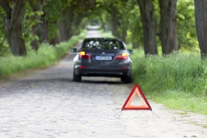 Bei einem Unfall oder einer Panne sollten Sie unbedingt ein Warndreieck aufstellen.