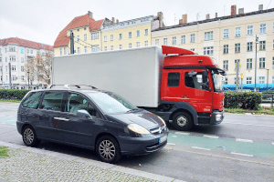 Welche Fahrzeuge dürfen die zweite Reihe zum Halten benutzen?