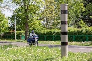 Wie viel Geld kostet die Strafe für Geschwindigkeitsverstöße beim Blitzer?