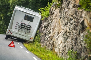 Ein Wohnmobil bis 3,5 Tonnen ist leicht überladen und kann daraufhin von der Straße abkommen.