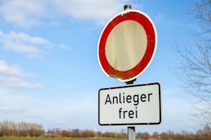 Zusammen mit dem Schild für Durchfahrt verboten (Zeichen 250) kommt "Anlieger frei" besonders häufig vor.