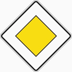 Das Zeichen 306 kennzeichnet eine Vorfahrtsstraße.